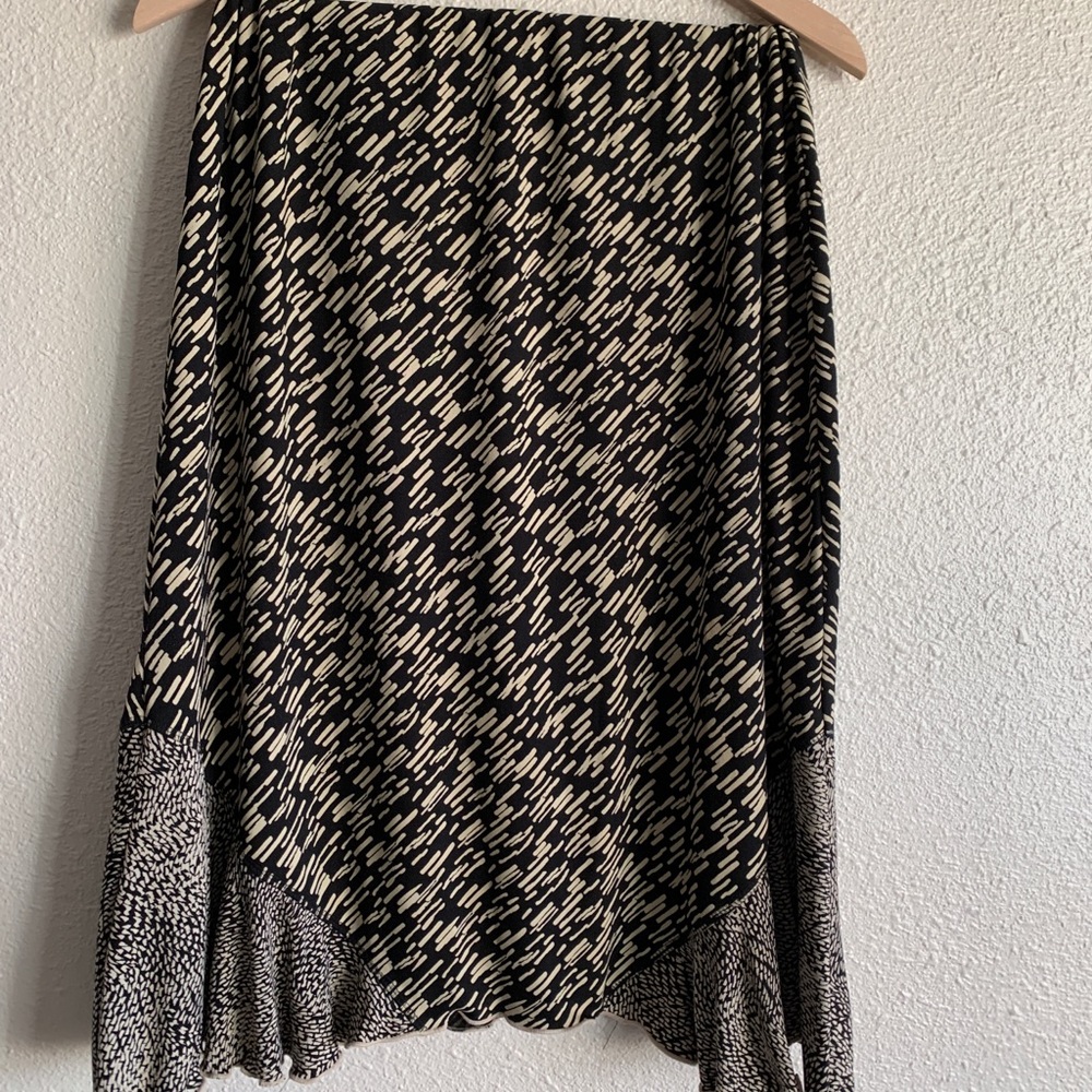 Geometric knee length skirt